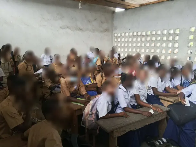 Les élèves des premiers rangs suivent la démonstration.